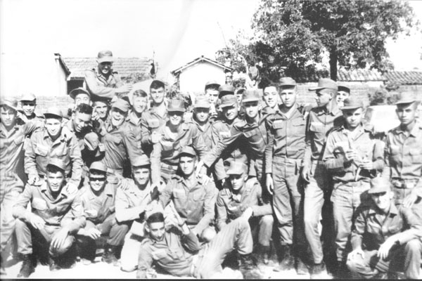 O amigo Élison Fernandes envia esta foto de atiradores do Tiro de Guerra 02-018, no ano de 1968. Alguns dos identificados, que vocês podem tentar localizar, além de alguns outros nomes: tem o Ozorinho, Lourinha, Osny Renato, Limonta, João Messias, Digésio